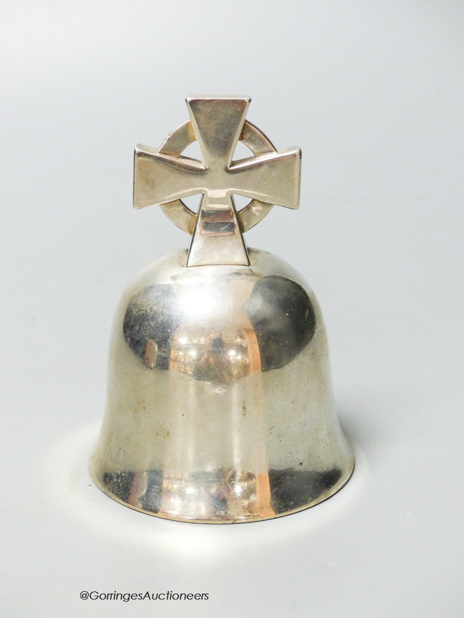 A late Victorian cast silver ecclesiastical hand bell, by William & John Barnard, London, 1895, 10.4cm, 12.5oz.